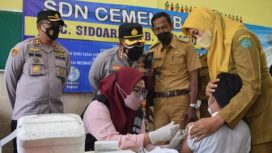 Kapolresta Sidoarjo Kombes Pol Kusumo Wahyu Bintoro meninjau langsung vaksinasi anak usia 6-11tahun di SDN Cemeng Bakalan 2.Senin (10/1/2022).