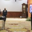 Gubernur Jawa Timur, Khofifah Indar Parawansa, melantik Kepala Perwakilan Badan Kependudukan dan Keluarga Berencana Nasional (BKKBN) Provinsi Jawa Timur, Dra Maria Ernawati M.M., di Gedung Grahadi Surabaya, Senin (10/1/2021).