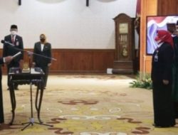 Gubernur Jawa Timur, Khofifah Indar Parawansa, melantik Kepala Perwakilan Badan Kependudukan dan Keluarga Berencana Nasional (BKKBN) Provinsi Jawa Timur, Dra Maria Ernawati M.M., di Gedung Grahadi Surabaya, Senin (10/1/2021).