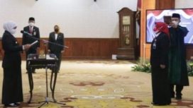 Gubernur Jawa Timur, Khofifah Indar Parawansa, melantik Kepala Perwakilan Badan Kependudukan dan Keluarga Berencana Nasional (BKKBN) Provinsi Jawa Timur, Dra Maria Ernawati M.M., di Gedung Grahadi Surabaya, Senin (10/1/2021).