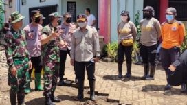 Kapolres Jember bersama dengan Dandim 0824 Jember, dan Kepala BPBD Jember mengunjungi lokasi banjir di Perumahan Bumi Mangli Kaliwates Jember, Senin (10/1/2022).