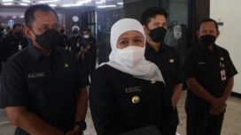 Gubernur Jawa Timur, Khofifah Indar Parawansa menyatakan, bahwa Pemprov saat ini masih menunggu SOP dari Kemenkes RI, terkait pemberian vaksin Booster di Kantor Bapenda Jatim, Senin (10/1/2022).