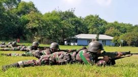 Prajurit Batalyon Infanteri 3 Marinir melaksanakan latihan menembak tempur.