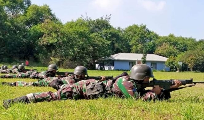 
					Prajurit Batalyon Infanteri 3 Marinir melaksanakan latihan menembak tempur.