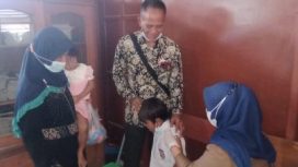 Kades Telukjaya Nursan dengan peserta Vaksin