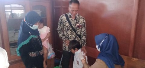 Cuaca Hujan, Kades Telukjaya Bersama Kecamatan dan Polsek Pakisjaya Tetap Gelar Vaksinasi Usia 6-11 Tahun