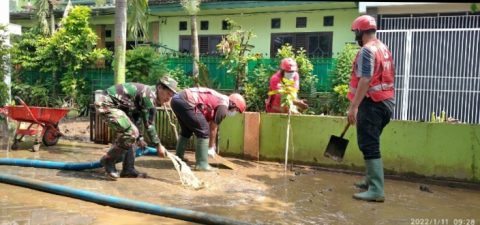Kerahkan 35 Relawan PMI Untuk Bersikan Lumpur Dan Sedot Sumur