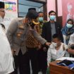 Kapolresta Sidoarjo Kombes Pol Kusumo Wahyu Bintoro saat meninjau langsung vaksinasi anak usia 6 -11tahun di Yayasan Al Qodir Wage Taman , Sidoarjo.(Selasa (11/1/2022).