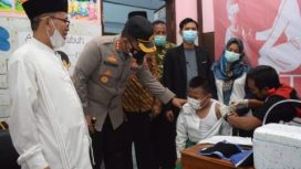 Kapolresta Sidoarjo Kombes Pol Kusumo Wahyu Bintoro saat meninjau langsung vaksinasi anak usia 6 -11tahun di Yayasan Al Qodir Wage Taman , Sidoarjo.(Selasa (11/1/2022).