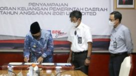 Wali Kota Madiun Maidi menyerahkan,  LKPD unaudited tahun anggaran 2021 secara langsung di Kantor BPK Jawa Selasa (11/1/2022)