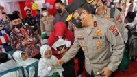 Kapolda Jawa Timur Irjen Pol Nico Afinta bersama Pejabat Utama Polda Jatim dan Forkopimda Kabupaten Sidoarjo saat mengecek kegiatan vaksinasi merdeka di Madrasah Ibtidaiyah (MI) Ar Rohman Gedangan, Kabupaten Sidoarjo, Selasa (11/1/2022).)