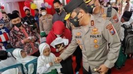 Kapolda Jawa Timur Irjen Pol Nico Afinta bersama Pejabat Utama Polda Jatim dan Forkopimda Kabupaten Sidoarjo saat mengecek kegiatan vaksinasi merdeka di Madrasah Ibtidaiyah (MI) Ar Rohman Gedangan, Kabupaten Sidoarjo, Selasa (11/1/2022).)