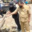 Kepala Dinas Koperasi UMKM dan Perindag Kabupaten Sumenep, Chainur Rasyid, saat melakukan monitoring ke Pasar Anom Sumenep, (10/1/2022).