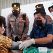 Kapolresta Sidoarjo Kombes Pol Kusumo Wahyu Bintoro saat meninjau langsung vaksinasi anak usia 6 -11 tahun di MIN 2 Sedati
