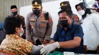 Kapolresta Sidoarjo Kombes Pol Kusumo Wahyu Bintoro saat meninjau langsung vaksinasi anak usia 6 -11 tahun di MIN 2 Sedati
