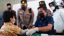 Kapolresta Sidoarjo Kombes Pol Kusumo Wahyu Bintoro saat meninjau langsung vaksinasi anak usia 6 -11 tahun di MIN 2 Sedati