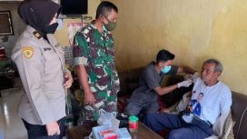 Polres Batu bekerja sama dengan Dinas Kesehatan melaksanakan vaksinasi door to door dengan sasaran lansia, Rabu (12/1/2022).