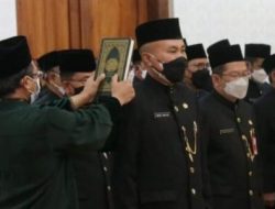 Gubernur Jatim Khofifah Indar Parawansa akhirnya resmi melantik dan mengambil sumpah jabatan Wahid Wahyudi sebagai penjabat Sekdaprov Jatim di gedung negara Grahadi Surabaya, Rabu (12/1/2022) petang.