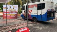 Ditlantas Polda Jatim bersama Polres Lumajang dan PT Astra Internasional Toyota Auto 2000 cabang Probolinggo, melaksanakan giat perpanjangan SIM gratis dan vaksinasi Covid-19 bagi korban terdampak APG Semeru di Kabupaten Lumajang. Rabu (12/1/2022) .