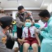 Kapolresta Mojokerto AKBP Rofiq Ripto Himawan, SIK, SH, MH, saat meninjau pelaksanaan Vaksinasi merdeka anak di SD Katolik Wijana Sejati Kel. Gedongaan Kec. Magersari Kota Mojokerto