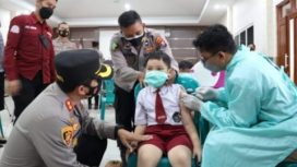 Kapolresta Mojokerto AKBP Rofiq Ripto Himawan, SIK, SH, MH, saat meninjau pelaksanaan Vaksinasi merdeka anak di SD Katolik Wijana Sejati Kel. Gedongaan Kec. Magersari Kota Mojokerto