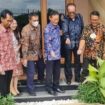 Takeyama Kenichi Konsulat Jenderal (Konjen), saat bersama Ketua DPRD Surabaya Adi Sutarwijono, di kediaman Konjen Jepang di Graha Family, Surabaya, Kamis (13/1/2022).