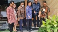 Takeyama Kenichi Konsulat Jenderal (Konjen), saat bersama Ketua DPRD Surabaya Adi Sutarwijono, di kediaman Konjen Jepang di Graha Family, Surabaya, Kamis (13/1/2022).