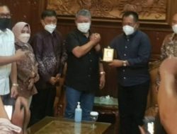Pj Sekdaprov Jatim Wahid Wahyudi bersama mantan Plh sekdaprov Jatim, Heru Tjahjono silahturahmi, sekaligus pamitan ke Ketua DPRD Jatim, Kusnadi.Kamis (13/2/2022).