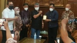 Pj Sekdaprov Jatim Wahid Wahyudi bersama mantan Plh sekdaprov Jatim, Heru Tjahjono silahturahmi, sekaligus pamitan ke Ketua DPRD Jatim, Kusnadi.Kamis (13/2/2022).