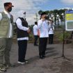 Wakil Presiden (Wapres) KH. Ma’ruf Amin dan Gubernur Jawa Timur, Khofifah Indar Parawansa saat meninjau progres pembangunan hunian sementara di Desa Sumber Mujur, Kecamatan Candipuro, Kabupaten Lumajang, Jawa Timur, Jumat (14/1/2022).