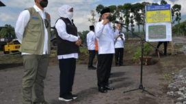 Wakil Presiden (Wapres) KH. Ma’ruf Amin dan Gubernur Jawa Timur, Khofifah Indar Parawansa saat meninjau progres pembangunan hunian sementara di Desa Sumber Mujur, Kecamatan Candipuro, Kabupaten Lumajang, Jawa Timur, Jumat (14/1/2022).