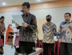 Direktur PTPN XI, R Tulus Panduwidjaja, saat membacakan sumpah jabatan  di Kantor Pusat Jum'at (14/1/2022).