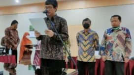 Direktur PTPN XI, R Tulus Panduwidjaja, saat membacakan sumpah jabatan di Kantor Pusat Jum'at (14/1/2022).