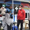 Kapolresta Sidoarjo Kombes Pol Kusumo Wahyu Bintoro saat meninjau langsung vaksinasi di wilayah perbatasan guna cegah varian Omicron, Minggu (16/1/2022)
