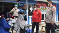 Kapolresta Sidoarjo Kombes Pol Kusumo Wahyu Bintoro saat meninjau langsung vaksinasi di wilayah perbatasan guna cegah varian Omicron, Minggu (16/1/2022)