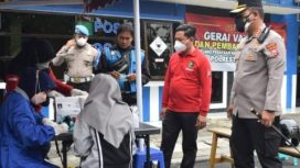 Kapolresta Sidoarjo Kombes Pol Kusumo Wahyu Bintoro saat meninjau langsung vaksinasi di wilayah perbatasan guna cegah varian Omicron, Minggu (16/1/2022)