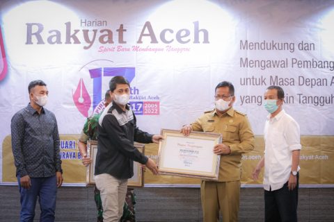 Wali Kota Banda Aceh Terima Penghargaan Tokoh Pemberantas Rentenir