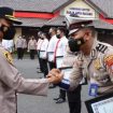 Kapolres Jember AKBP Hery Purnomo, saat  berikan Penghargaan bernama Reward dan Punishment kepada Polsek jajaran saat pelaksanaan apel pagi di Mapolres Jember, Senin (17/1/2022).