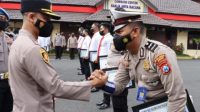 Kapolres Jember AKBP Hery Purnomo, saat berikan Penghargaan bernama Reward dan Punishment kepada Polsek jajaran saat pelaksanaan apel pagi di Mapolres Jember, Senin (17/1/2022).