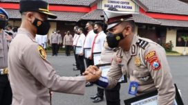 Kapolres Jember AKBP Hery Purnomo, saat  berikan Penghargaan bernama Reward dan Punishment kepada Polsek jajaran saat pelaksanaan apel pagi di Mapolres Jember, Senin (17/1/2022).