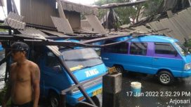 Kondisi atap Terminal Arjosari kota Malang rusak, akibat di terjang angin dan guyuran hujan deras