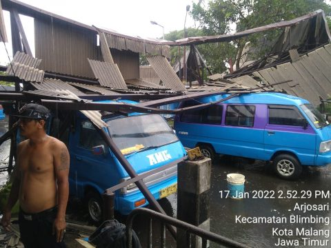 Hujan Deras Disertai Angin di Kota Malang, Atap Terminal Arjosari Roboh