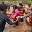 Penyaluran bantuan bagi warga Grati Pasuruan yang terdampak banjir.