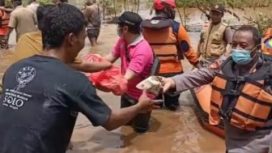 Penyaluran bantuan bagi warga Grati Pasuruan yang terdampak banjir.