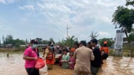 Wakil Bupati Pasuruan, KH Abdul Mujib Imron (Gus Mujib) saat sidak banjir di Desa Kedawung Kulon, Pasuruan. Selasa (18/1/2022).