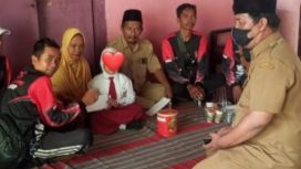 Taruna Siaga Bencana  Kabupaten Sumenep,  mengunjungi kediaman Bilqis,bocah penderita atresiani di Desa Ketawang, Larangan Ganding Sumenep. Selasa (18/1/2022)