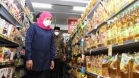 Gubernur Jawa Timur, Khofifah Indar Parawansa saat sidak ke sejumlah toko ritel di Sidoarjo, Kamis (20/1/2022).