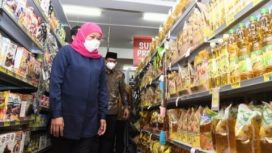 Gubernur Jawa Timur, Khofifah Indar Parawansa saat sidak ke sejumlah toko ritel di Sidoarjo, Kamis (20/1/2022).