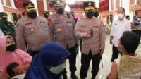 Kapolda Jawa Timur, Irjen Pol Nico Afinta, bersama Asisten Teritorial Kodam V/Brawijaya Kol Inf Ahmad Basuki, saat meninjau vaksinasi di Kab. Pamekasan, Rabu (19/1/2022).