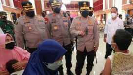 Kapolda Jawa Timur, Irjen Pol Nico Afinta, bersama Asisten Teritorial Kodam V/Brawijaya Kol Inf Ahmad Basuki, saat meninjau vaksinasi di Kab. Pamekasan, Rabu (19/1/2022).